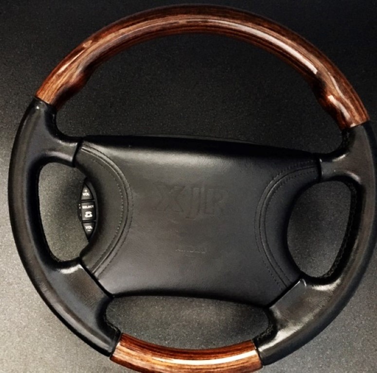 HJE9181AALEG walnut wood / warm charcoal (black) steering wheel